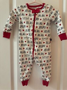 Oxo White One-Piece Footie with Red Trim and Heart 'XOXO' & headband